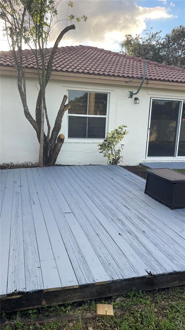 Building Photo - 6952 SW 148 Ln