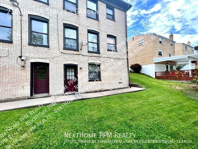 Building Photo - 216 Oneida St