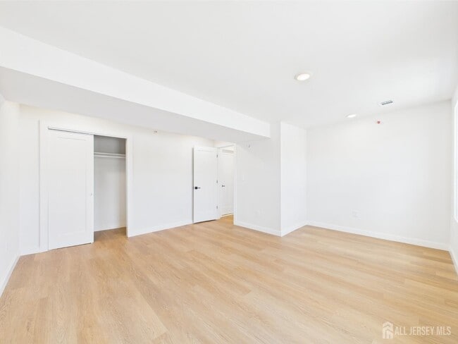 Building Photo - 10 W Railroad Ave