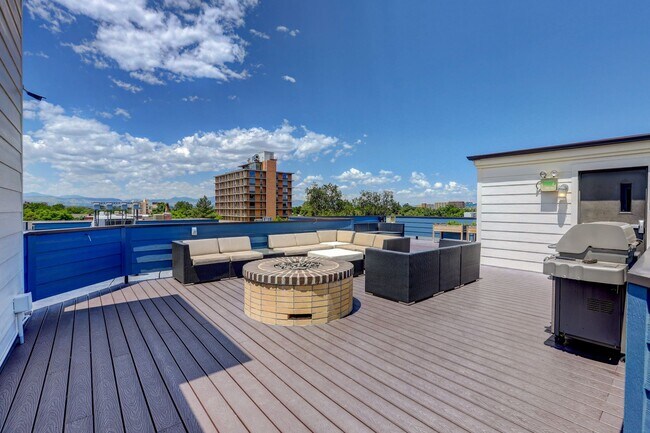 Building Photo - 2 bedroom 2 bath Penthouse apartment in Wa...