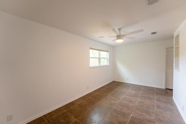 Building Photo - Hidden Gem | 4 bed 3 bath home in highly sought after Windsor Park!!!