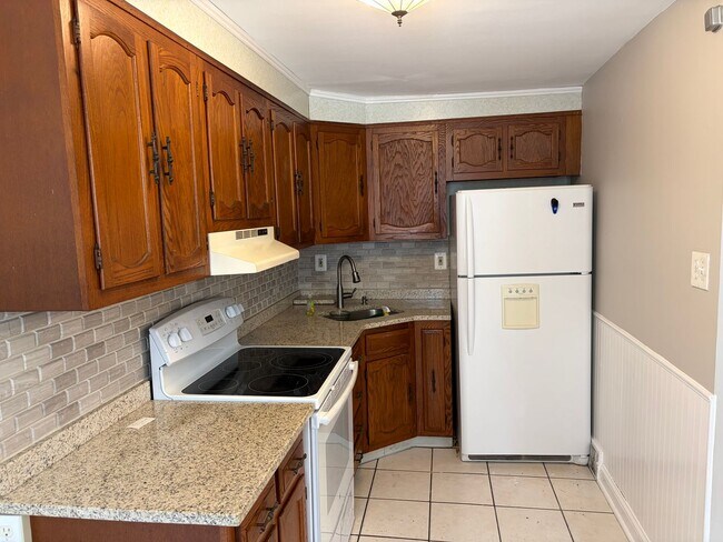 Building Photo - Well Maintained Brick Rowhome in Spring Mill Section of Clifton Heights Is Now Available for Lease