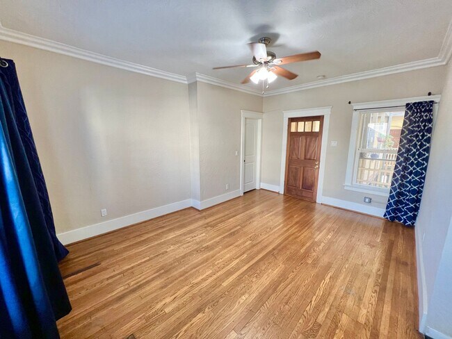 Building Photo - Charming Vintage 1-Bedroom Near Downtown L...