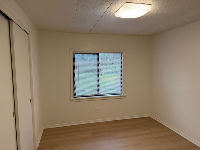 Building Photo - Updated 3 bedroom 2 bathroom house in Springfield!