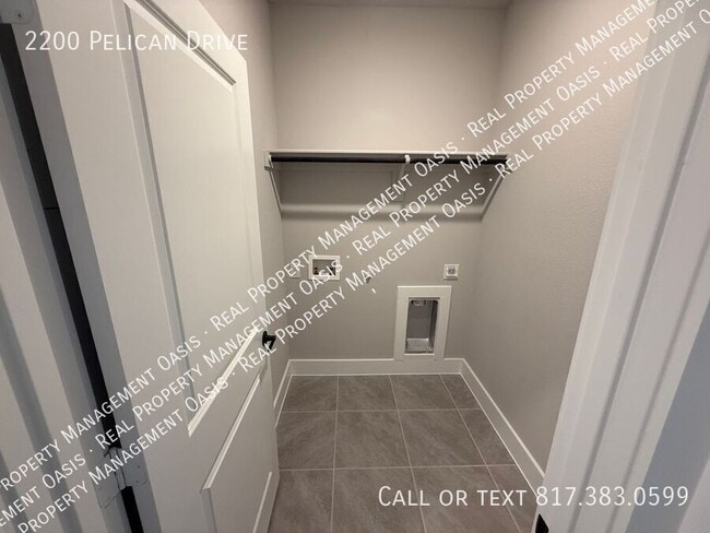 Building Photo - 2200 Pelican Dr