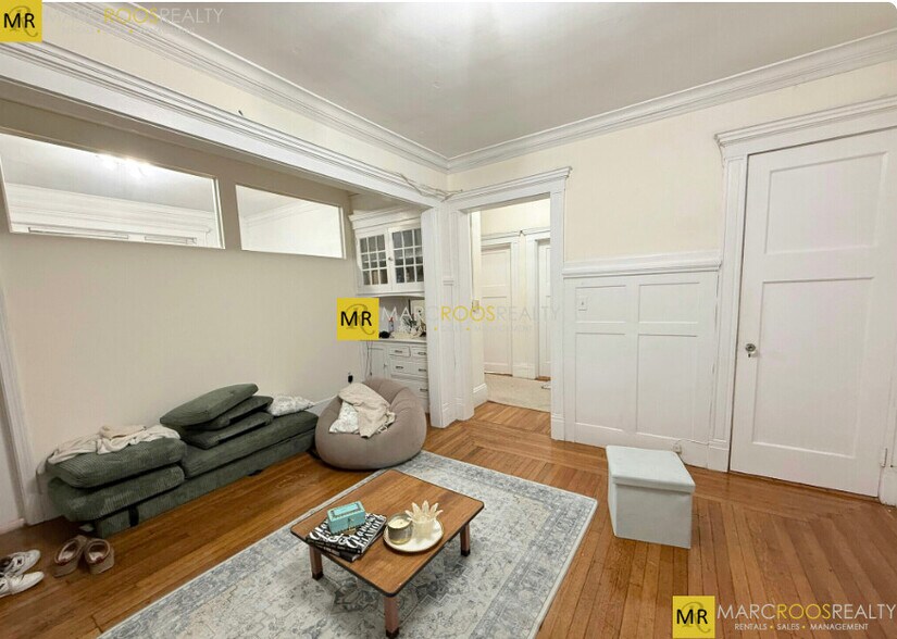 Building Photo - 460 Park Dr