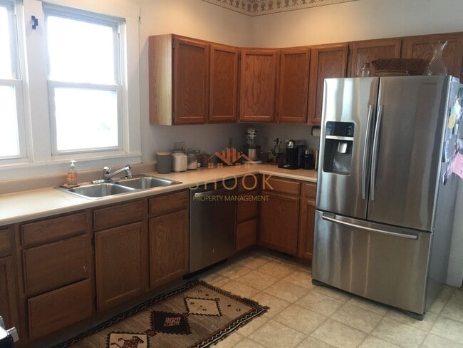 Building Photo - LARGE DOWNTOWN HOME WITH LARGER THAN AVERA...
