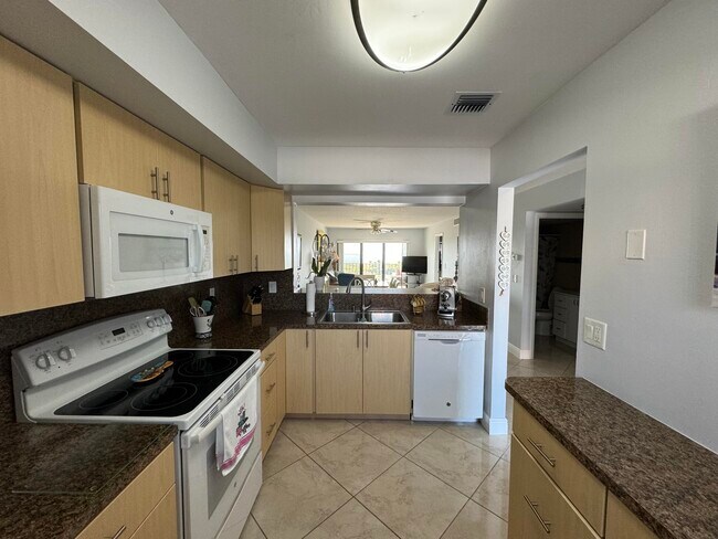 Building Photo - 5151 N Hwy A1A