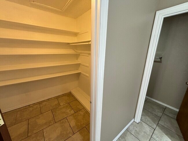 Building Photo - 2 bed 2 bath townhome