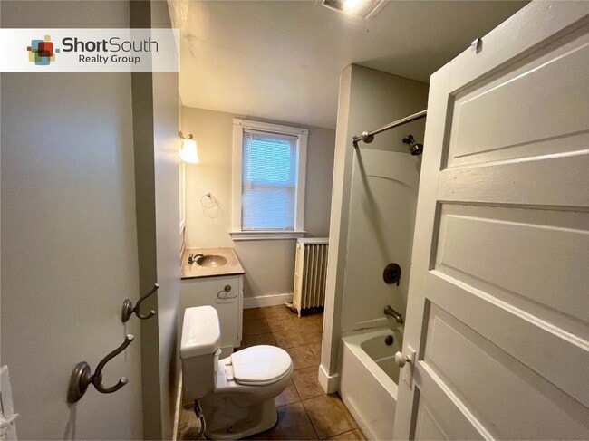 Building Photo - 3 bed 1.5 bath Single Family Home