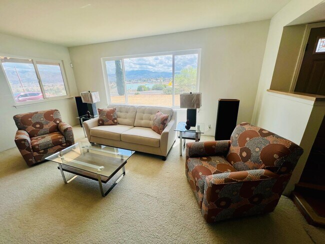 Building Photo - Scenic Hillside Living – Spacious 3 Bed, 2 Bath with Sweeping Views