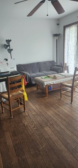 Full view of sitting area - 2116 Thaler Ave