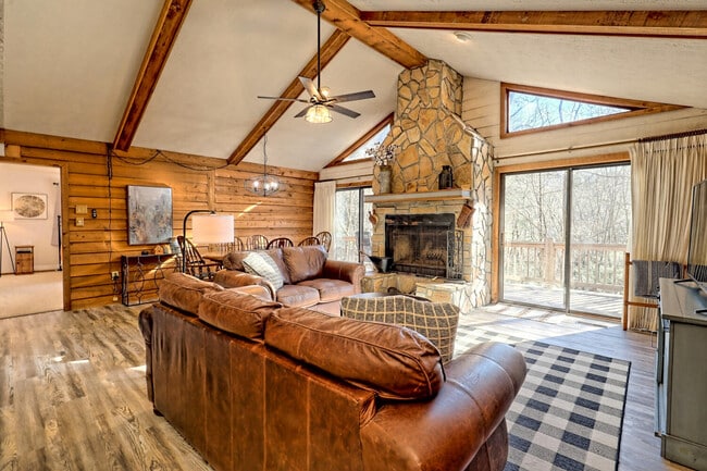 Building Photo - 1021 Saddle Back Cir