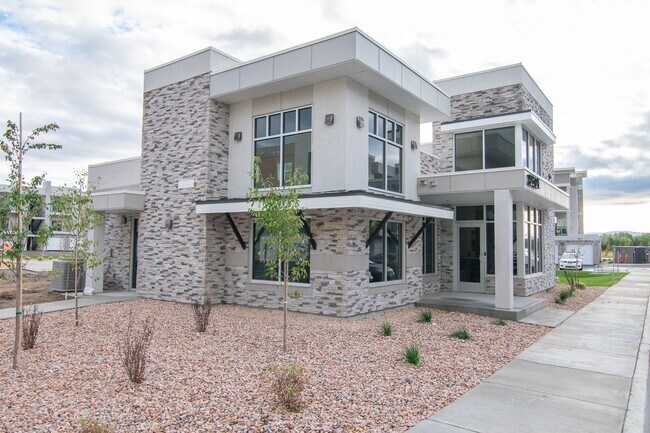 Building Photo - Charming Ashton Model Condo in Vista View:...