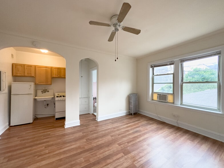 Building Photo - 2536 N Sawyer Ave