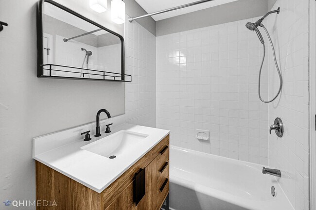 Building Photo - 833 W Lawrence Ave