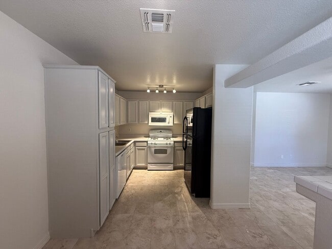 Building Photo - 3 Bedroom 2 Bathroom Home