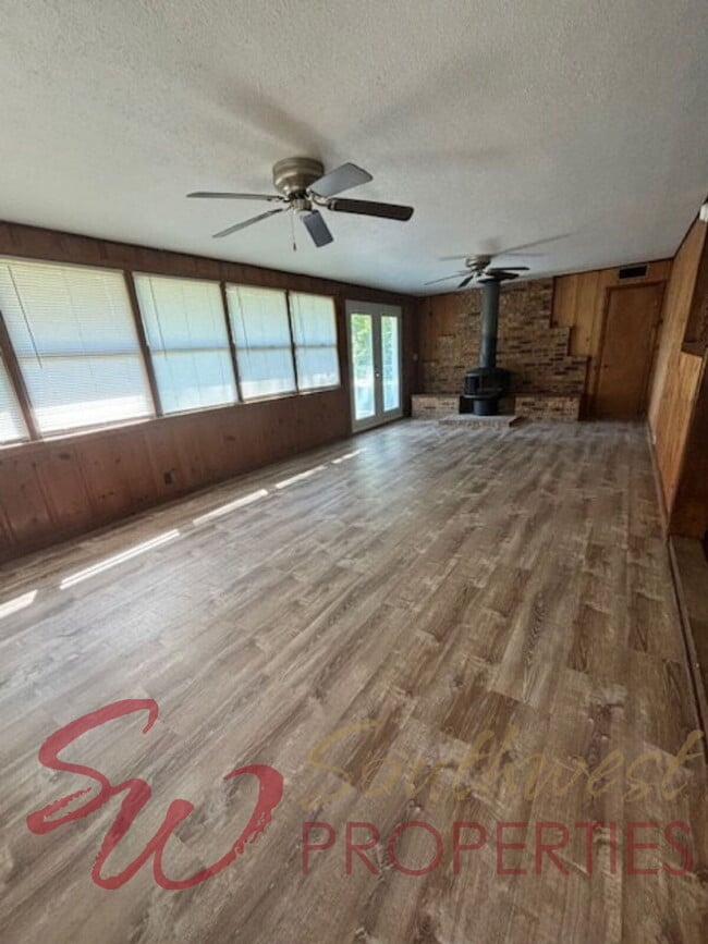 Building Photo - Spacious, bright updated 4 bedroom 3 bath close to campus!!