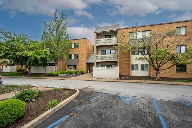 Building Photo - Two Bedroom, 2 Bath Creve Coeur Condo