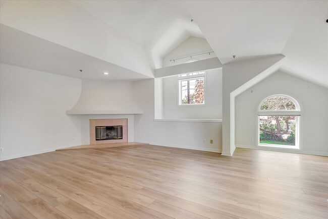 Building Photo - Spacious Townhome in Palo Alto