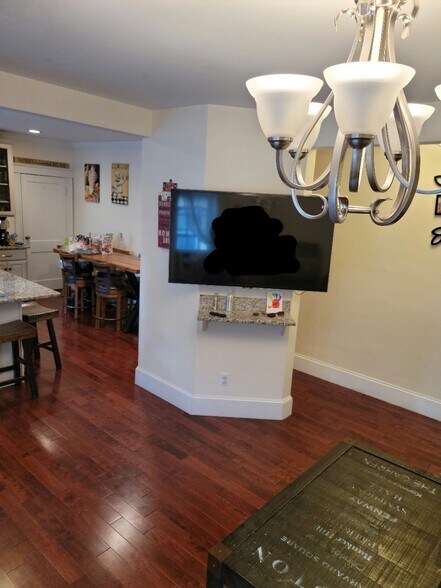 Building Photo - 183 Main St