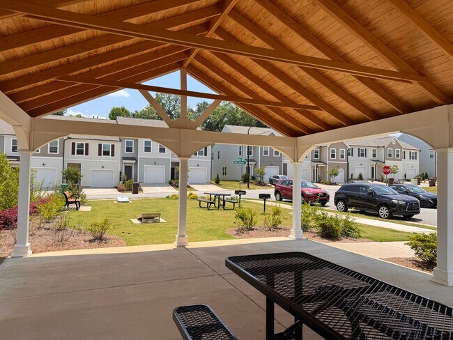 Building Photo - 3BR 2.5BA Townhome