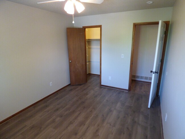 Building Photo - $0 DEPOSIT OPTION.  TRI-LEVEL HOME IN SE AURORA