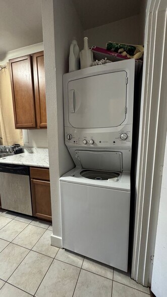 Building Photo - AUG 2026 PRE-LEASE! Charming 2 Bed/1 Bath Duplex