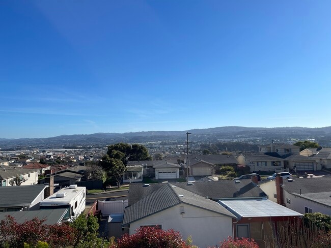 Building Photo - 633 Rocca Ave