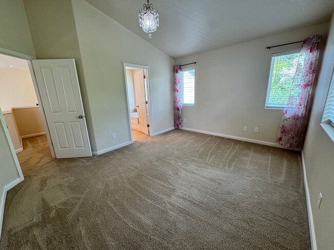 Building Photo - FOR RENT - SUPER CLEAN 4 BEDROOM, 2.5 BATH...