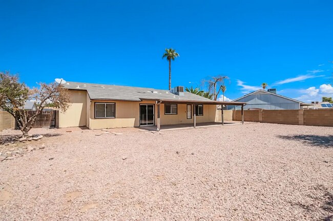 Building Photo - 811 E Hillview Cir