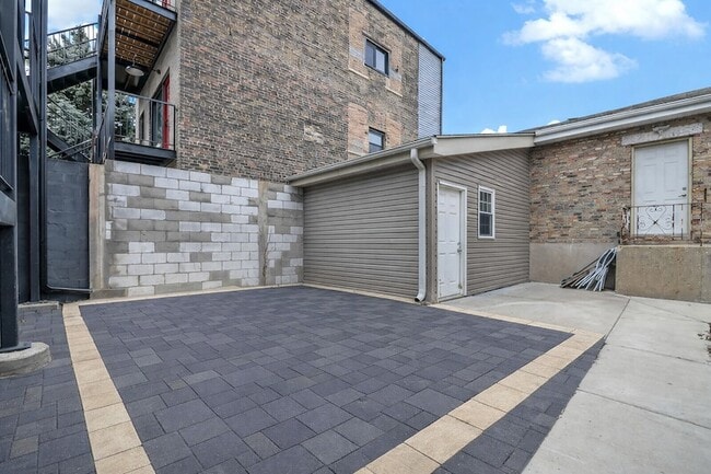 Building Photo - 2704 W 24th Pl