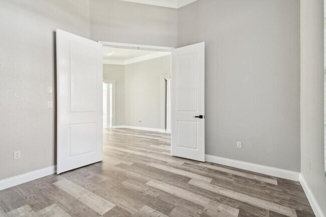 Building Photo - 6644 Country Club Rd