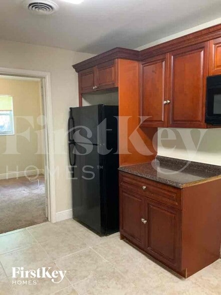 Building Photo - 727 S Pine St