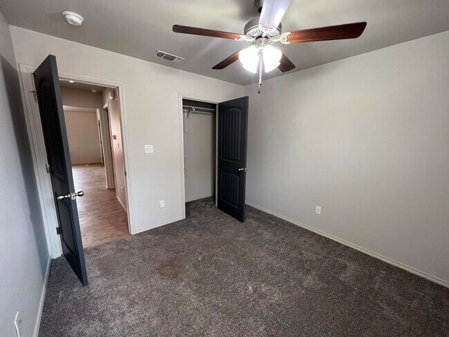 Building Photo - 716 Hillshire Ave