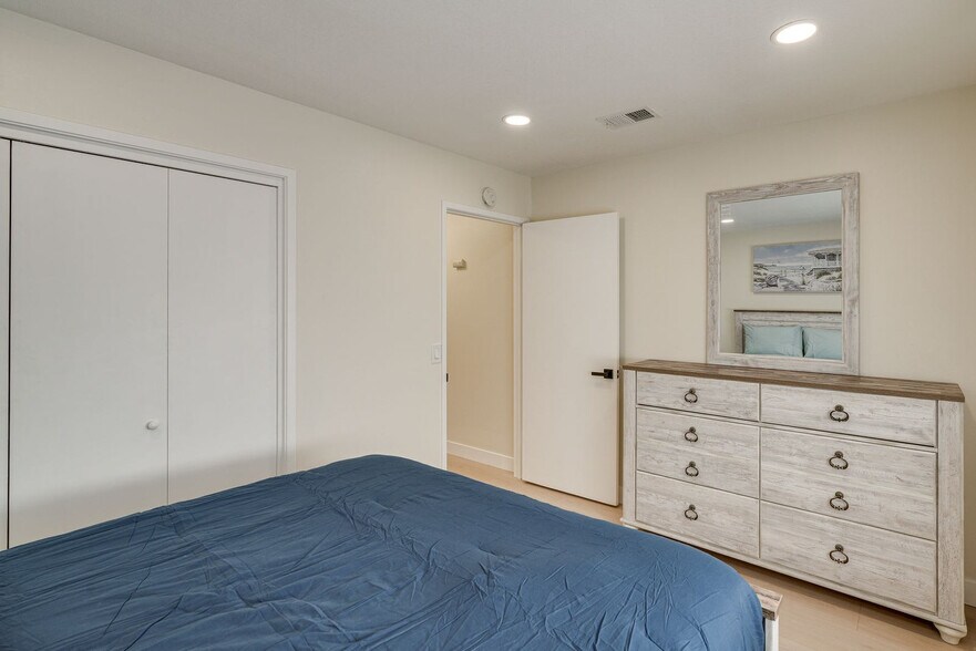 Building Photo - 440 Dela Vina Ave