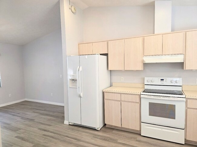 Building Photo - 3 bedroom, 2 bath, 2 car garage on a large lot!