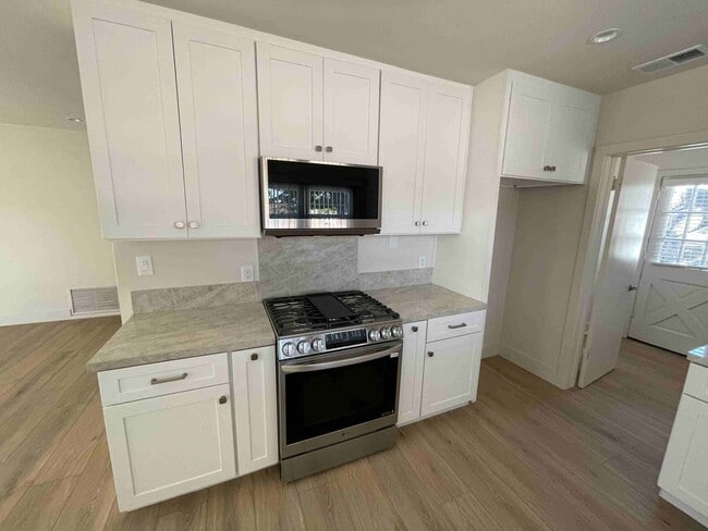 Building Photo - COMPLETELY REMODELED WOODLAND HILLS POOL HOME!