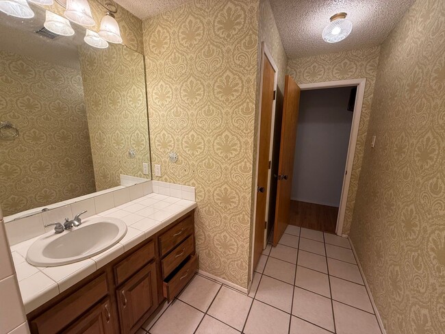 Building Photo - 3 Bed 3 Bath spacious home, with extra craft room, Lovely Backyard