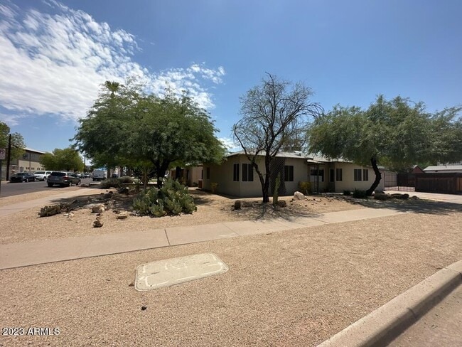 Building Photo - 1501 E Palm Ln