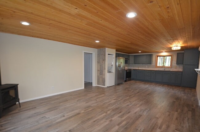 Building Photo - Mountain home tucked in the woods! 45 Minu...
