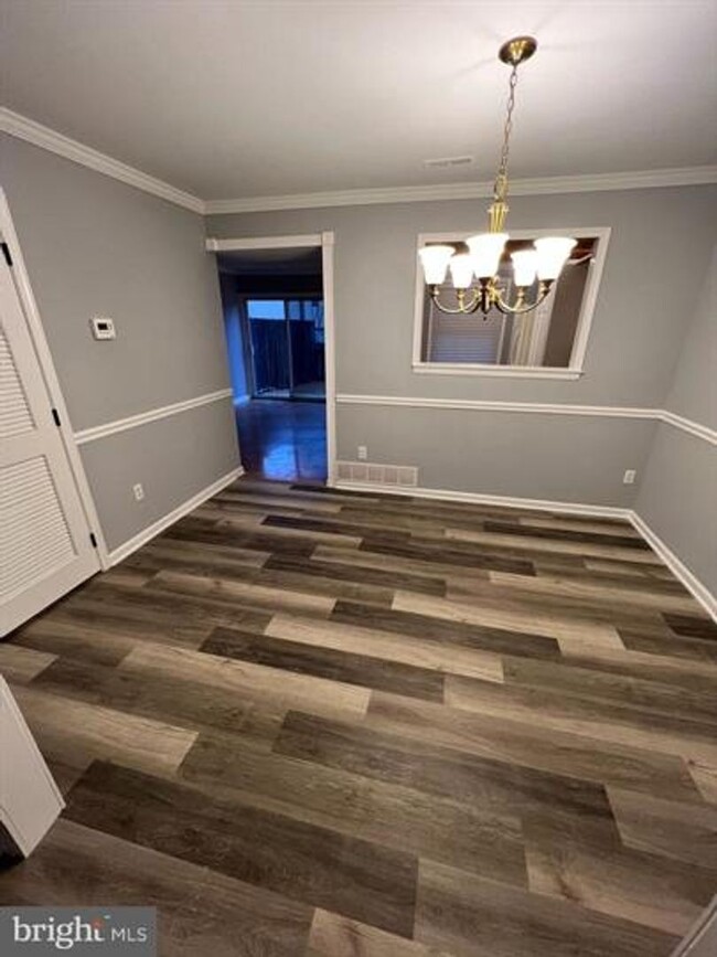 Building Photo - Beautiful fully renovated Townhomw 3 beds ...