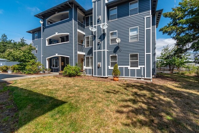 Building Photo - 2 Bed 1 Bath Condo with an Office!