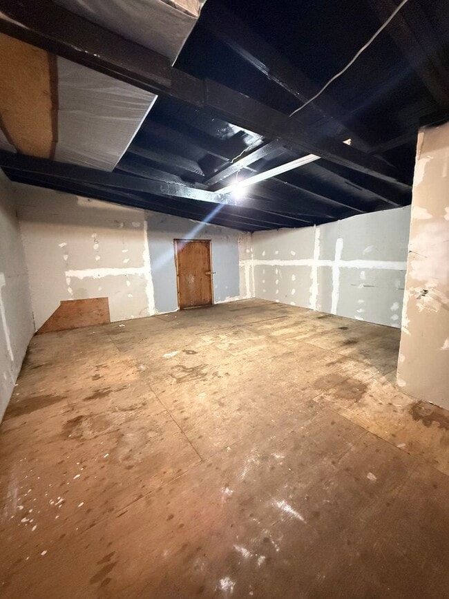 Building Photo - 4bd 1ba Home