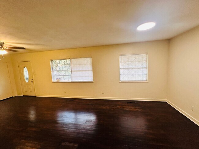 Building Photo - 722 Myrtlewood Dr