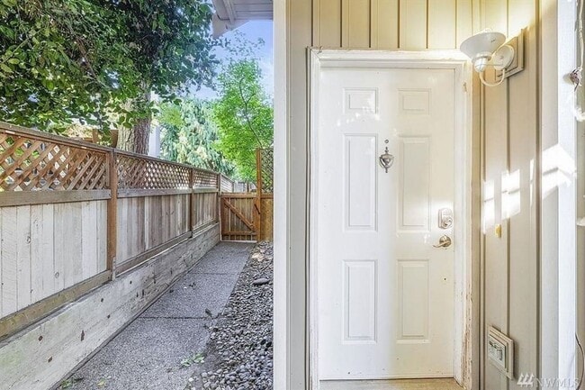 Building Photo - Fantastic Queen Anne Townhome