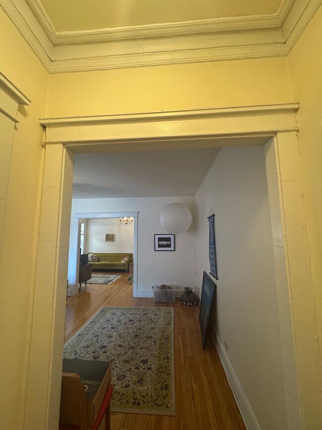Building Photo - Lovely and Very Large Ravenswood Manor 1 BR