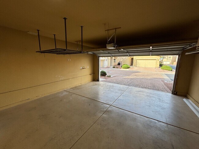 Building Photo - Gorgeous 3Bed/2.5Bath/2Car, 2-Story Home located in Loretta Bay