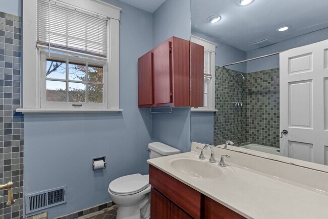 Building Photo - Charming 2+ Bedroom in Shrewsbury – Walkable Neighborhood & Pet-Friendly!