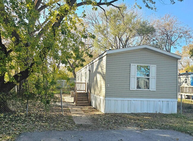 Building Photo - 2201 S Anna St